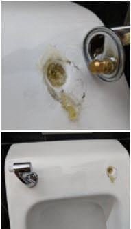 Urinal-Deckel: Scharnier befestigen