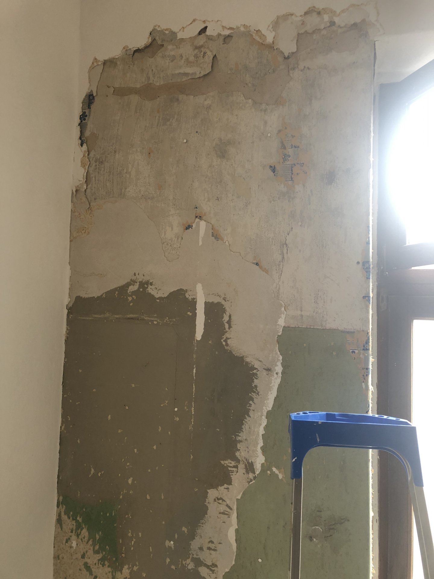 Tapeten entfernt - Putz kommt von der Wand