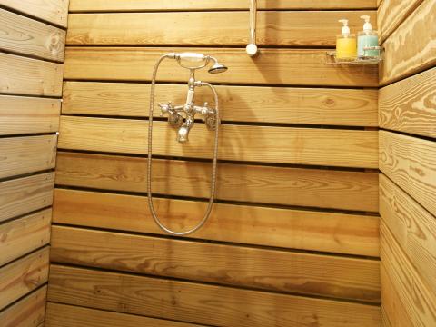 Wanne an Dusche, Wanne mit Unterbau aus Echtholz-Schichtstoff - Anschluss  Glaswand?