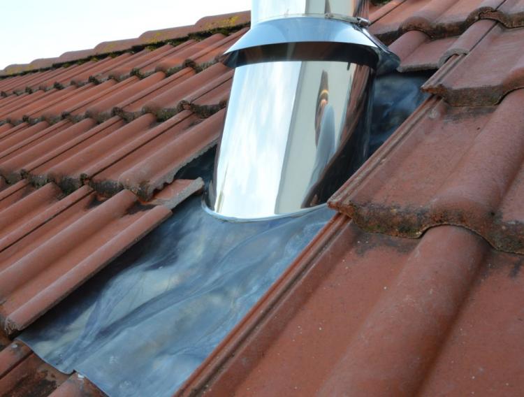 Dachdurchfürhung mit Bleirand: Seitlich über oder unter Dachziegel verlegen