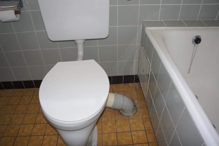 Stand WC auf Hänge umrüsten wie Abwasserrohr im Boden versetzen?