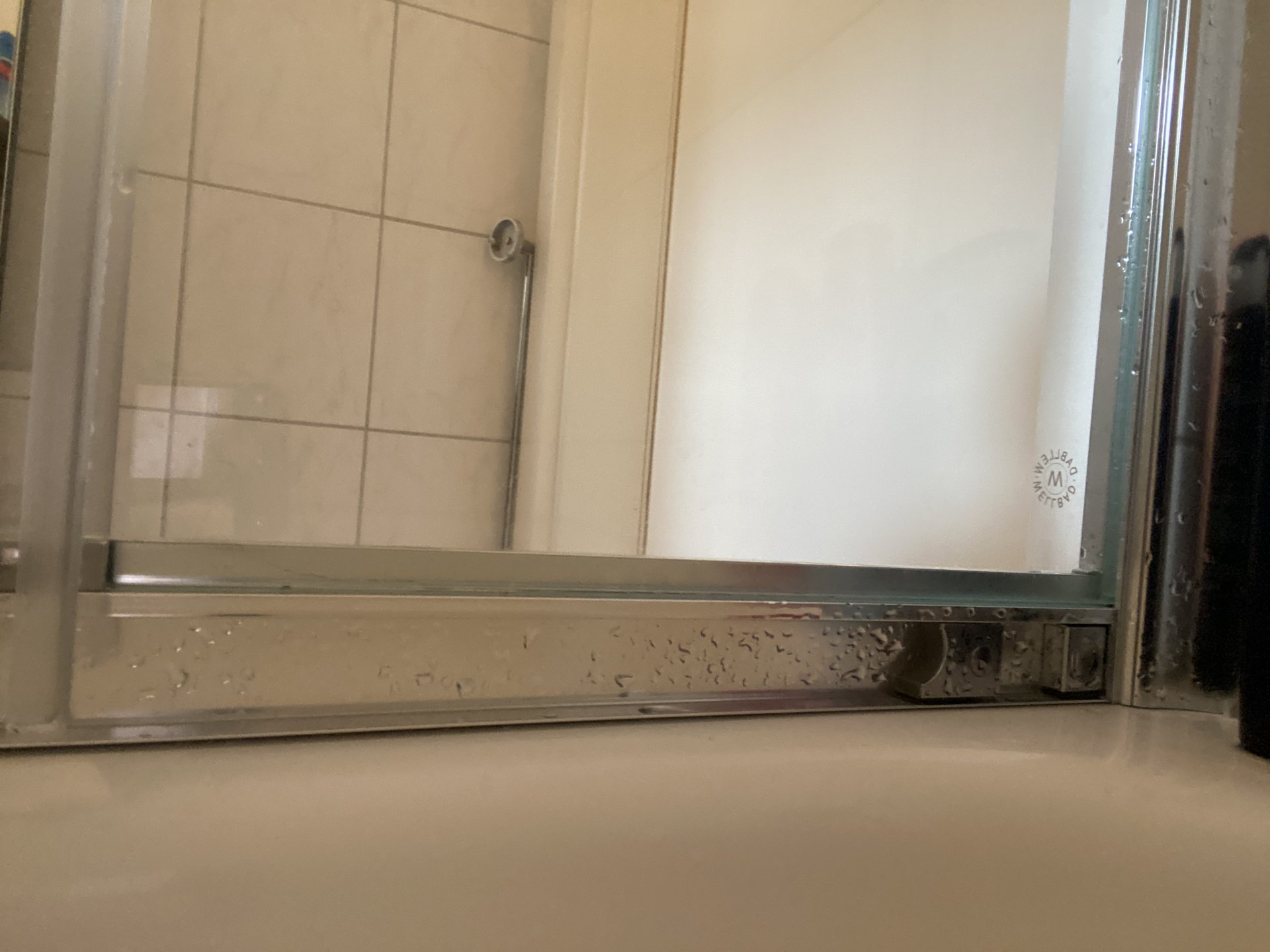 Duschkabine zwischen Glas und Rahmen undicht