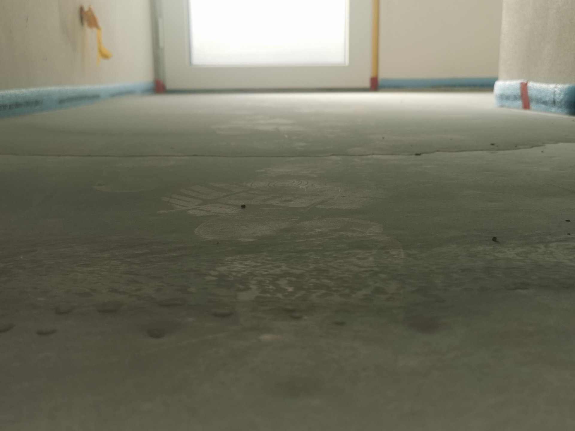 Estrich auf Minitec Fußbodenheizung mit Löchern und uneben