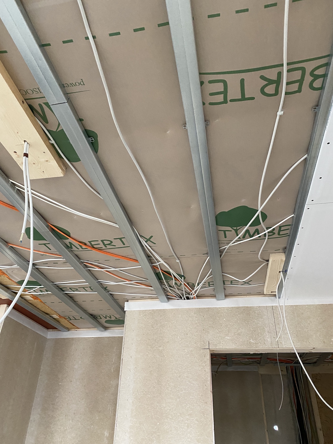 Elektrogrundinstallation Leitungsverlegung auf abgehängten Decken im neuen  Fertighaus