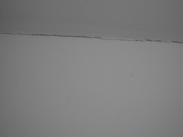 Dachgeschoß - Risse zwischen Rigipsdecke und Wand