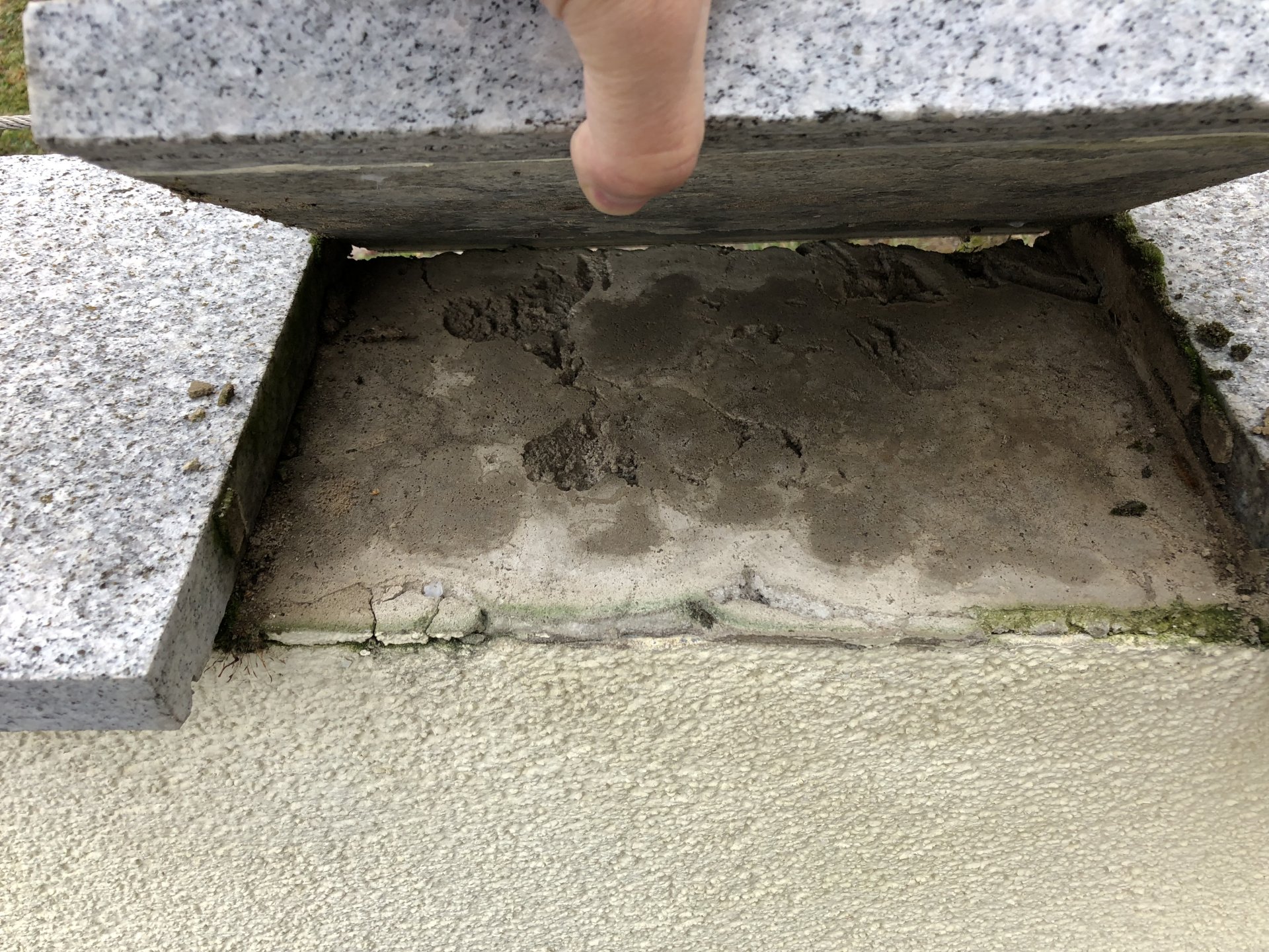 Wie Granitplatten auf Mauer verlegen / erneuern?