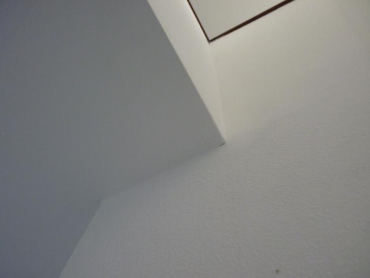 Rissbildung zwischen Decke und Wand
