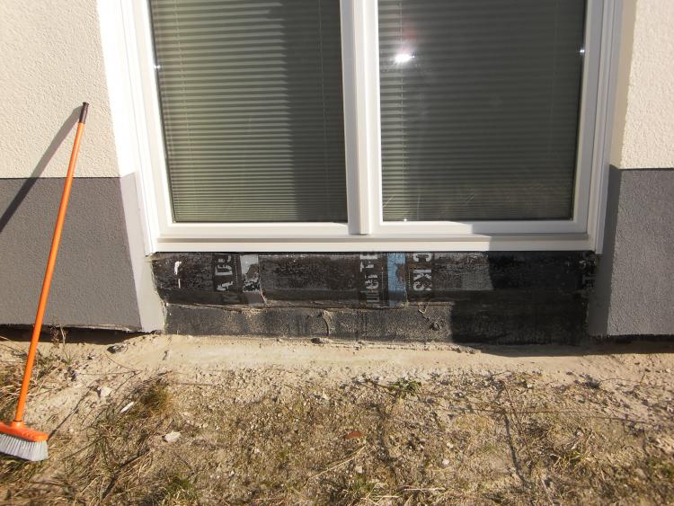 Fachgerechte Installation Fensterbank- Terrassentür bei Putzbau ohne Keller