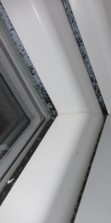 Dreifach verglaste Fenster beschlagen und schimmeln von außen