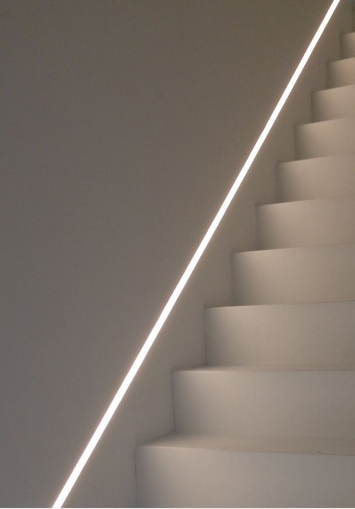LED Lichtleisten im 90 Grad Winkel um Treppe