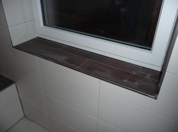 Geflieste Fensterbänke in Bad und WC