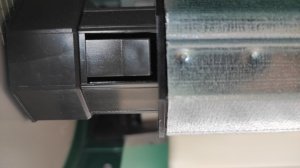 ca. 2mm Luft zum Arretierungsclip mit montierter Arretierungsschraube.jpg