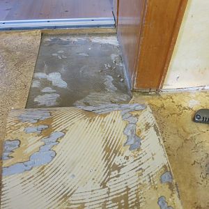 PVC auf Betonboden verklebt entfernen - Bilder - Was habe ich da und  welches Vorgehen wäre zu empfeh